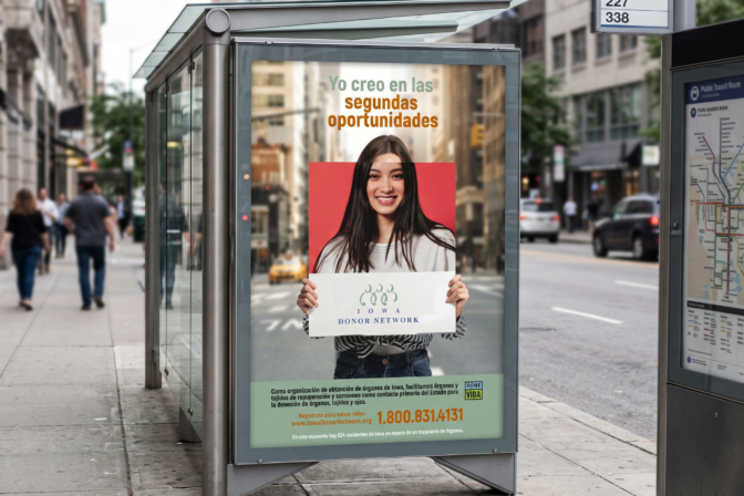 iowa-donor-segundas-oportunidades-parada-bus-mujer.webp